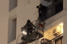 Cảnh sát giải cứu nam thanh niên người nước ngoài định nhảy chung cư tự tử