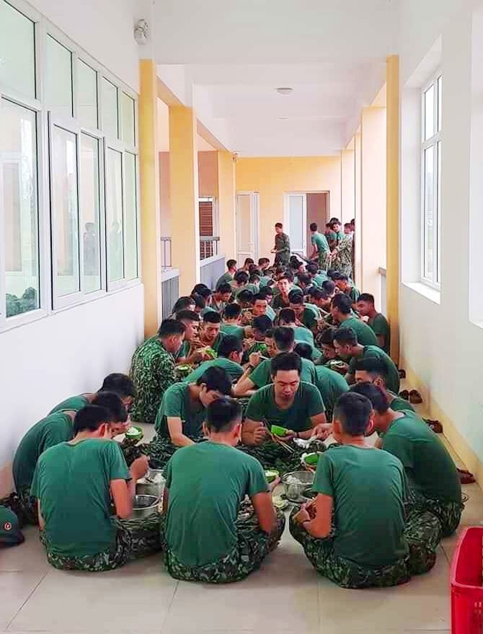 Những dòng thư nặng nghĩa tình gửi tới chiến sĩ trong khu cách ly - 13 Những dòng thư nặng nghĩa tình gửi tới chiến sĩ trong khu cách ly - 13