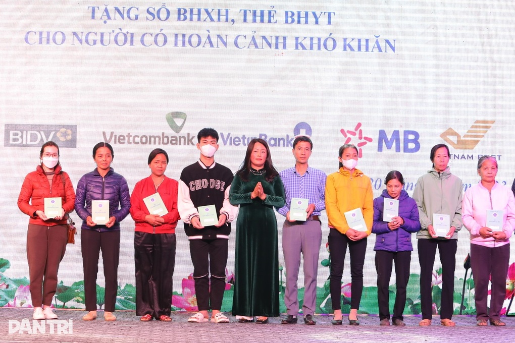Hơn 1.000 sổ BHXH, thẻ BHYT tặng người khó khăn - 3 Hơn 1.000 sổ BHXH, thẻ BHYT tặng người khó khăn - 3