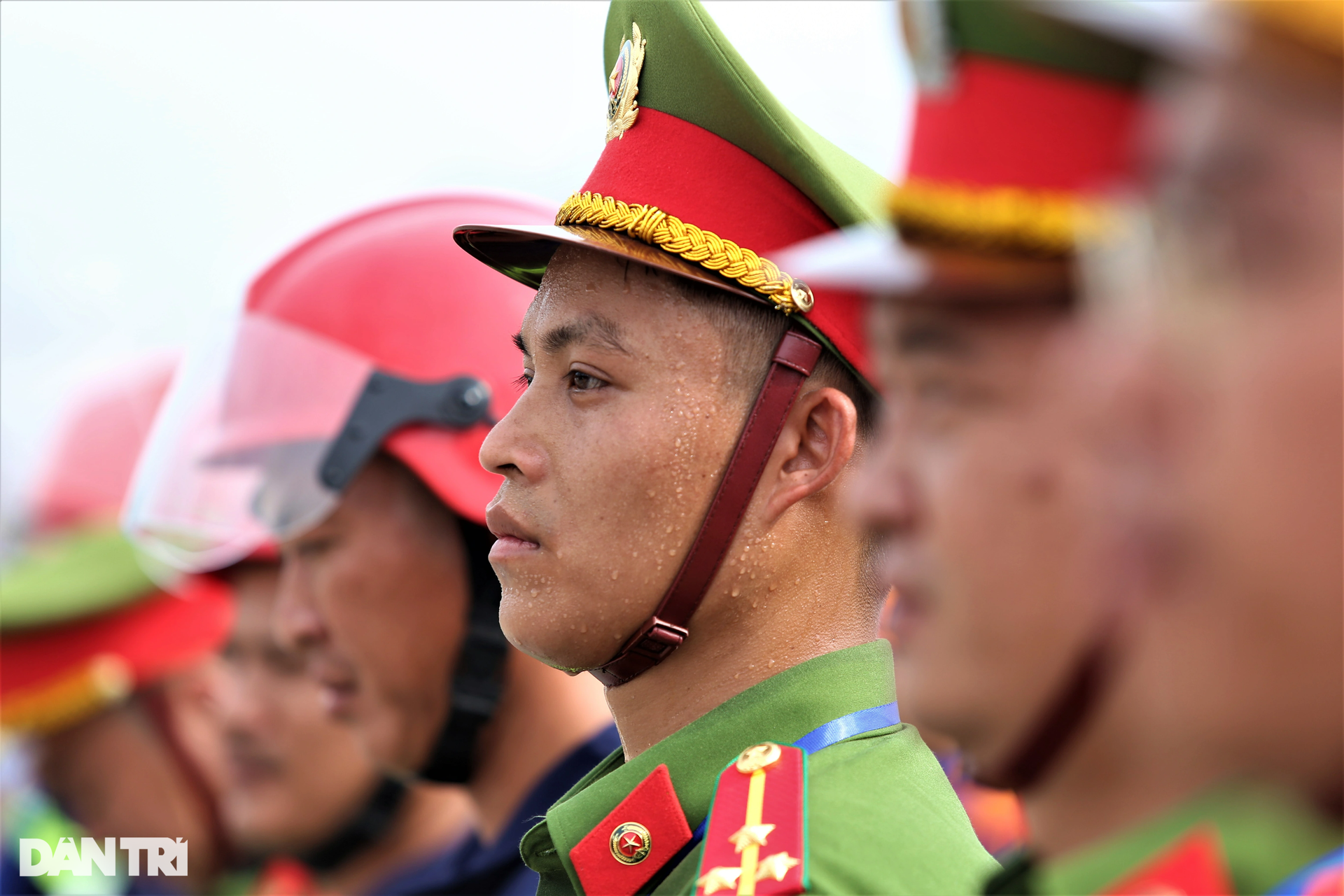 Cảnh sát vượt rào, cứu người gặp nạn trong môi trường có khí độc - 4 Cảnh sát vượt rào, cứu người gặp nạn trong môi trường có khí độc - 4