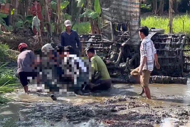 Người đàn ông bị máy cày lật đè lún xuống bùn tử vong