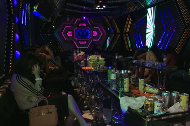 Đột kích quán karaoke không phép, bắt 18 đối tượng đang sử dụng ma túy