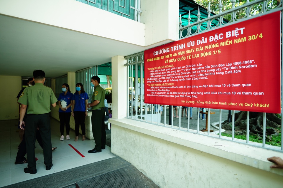 Đông đảo người dân xếp hàng tham quan Dinh Độc Lập - 9 Đông đảo người dân xếp hàng tham quan Dinh Độc Lập - 9