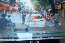 Tài xế "bóc mẽ" chiếc xe giả mạo biển số trên phố Hà Nội