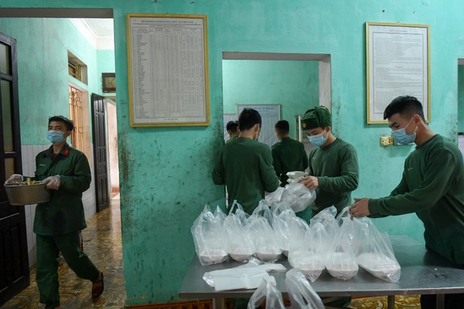 Chiến sĩ vội vã chuẩn bị hàng trăm suất cơm trong khu cách ly tại Lạng Sơn - 17 Chiến sĩ vội vã chuẩn bị hàng trăm suất cơm trong khu cách ly tại Lạng Sơn - 17
