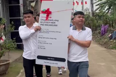 Tấm biển chuyển khoản 666 triệu đồng mừng cưới bạn thân ở Hà Nội