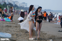 Biển Sầm Sơn đông nghịt trong ngày nắng nóng đầu hè