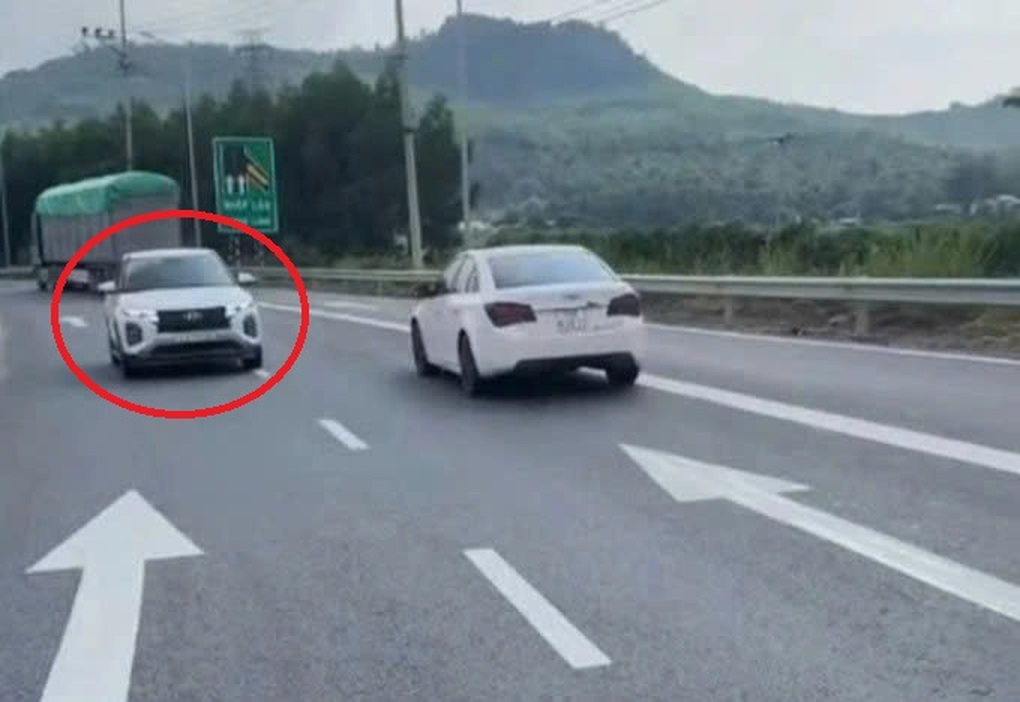 Nam tài xế bị phạt 35 triệu đồng vì lái ô tô đi ngược chiều cao tốc - 1 Nam tài xế bị phạt 35 triệu đồng vì lái ô tô đi ngược chiều cao tốc - 1