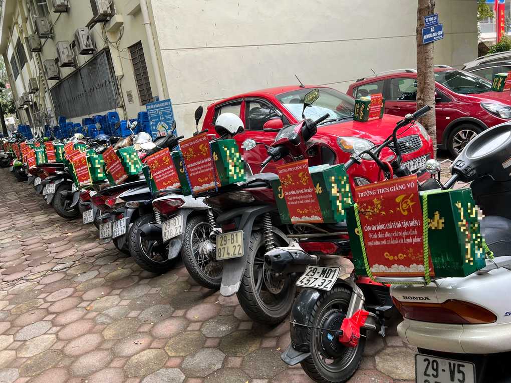 Hà Nội: Giáo viên bất ngờ vì Ban giám hiệu bí mật cài quà Tết lên xe - 1