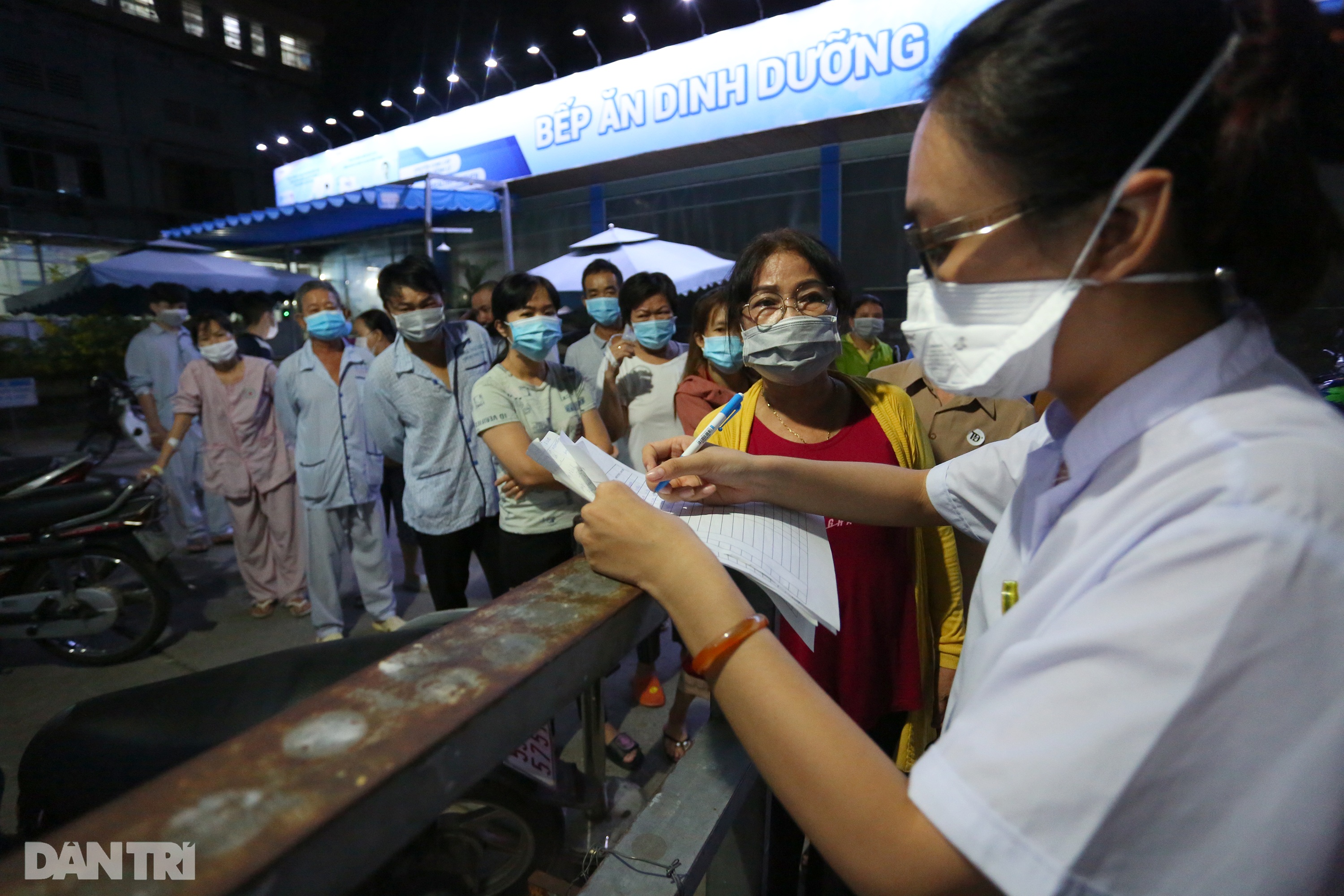 Xuyên đêm lấy 1.000 mẫu xét nghiệm SARS-CoV-2 tại bệnh viện TP Thủ Đức - 2 Xuyên đêm lấy 1.000 mẫu xét nghiệm SARS-CoV-2 tại bệnh viện TP Thủ Đức - 2