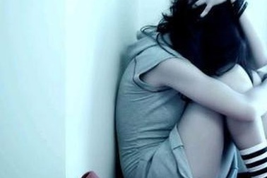 Nữ sinh "ăn trái cấm" vì bị nhóm bạn chê "tuổi nào rồi"