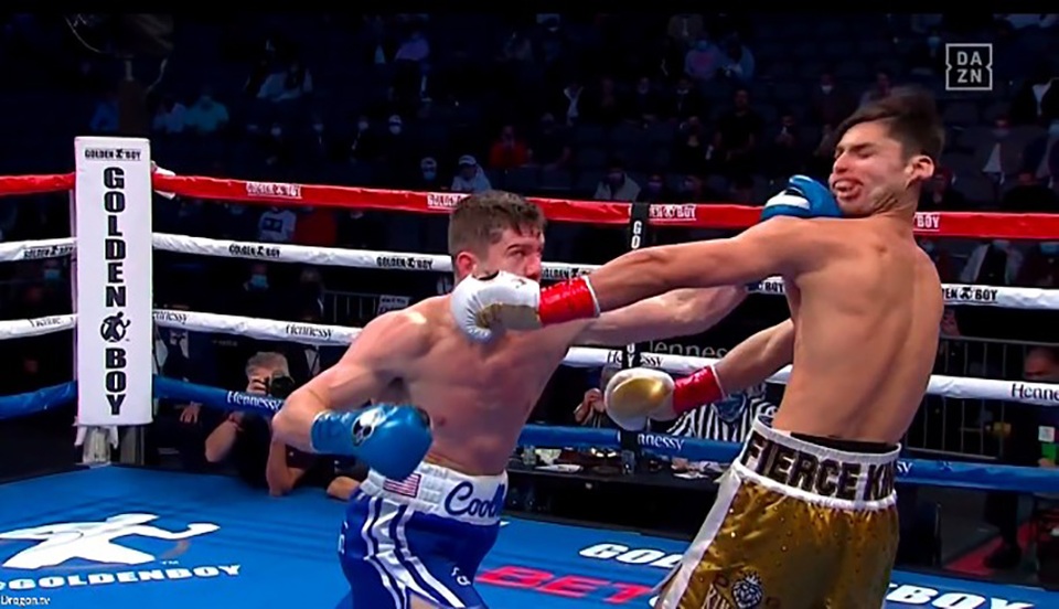 Đối thủ quỳ gối xin hàng, võ sĩ bật khóc nức nở - 1 Đối thủ quỳ gối xin hàng, võ sĩ bật khóc nức nở - 1