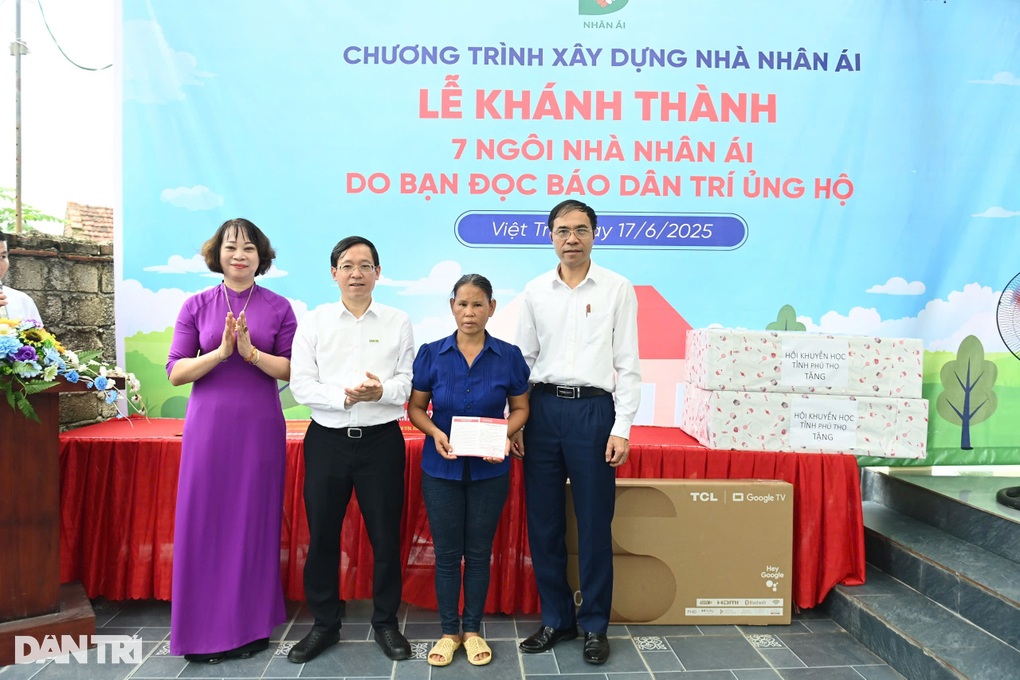 Nhà Nhân ái thắp sáng hy vọng của người mẹ nghèo bệnh tật vùng đất Tổ - 3 Nhà Nhân ái thắp sáng hy vọng của người mẹ nghèo bệnh tật vùng đất Tổ - 3
