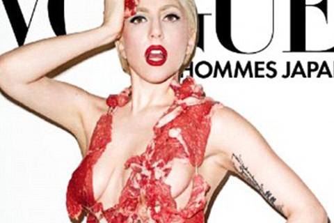 Lady GaGa mặc bikini… thịt sống