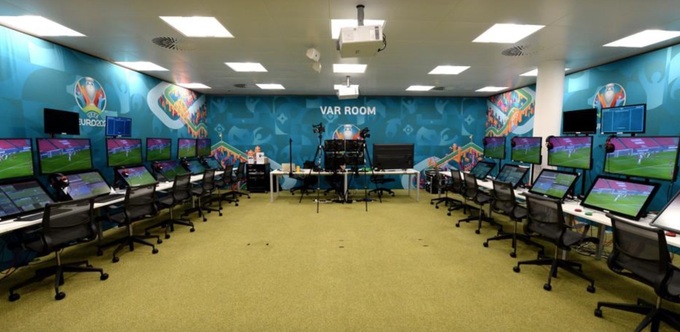 EURO 2020: VAR sẽ là phương tiện hỗ trợ đắc lực cho các trọng tài và giúp họ sửa sai - Ảnh 1.