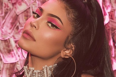 Kylie Jenner khoe tủ giày hàng hiệu
