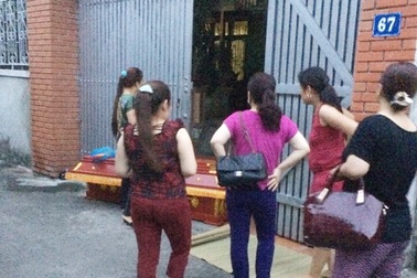 Đưa quan tài đi đòi nợ bị ném trả “bom xăng”