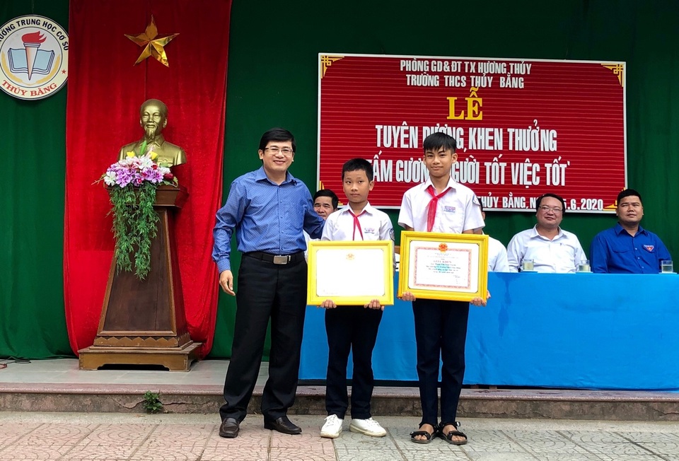 Tuyên dương 2 học sinh “nhặt được của rơi trả lại, không nhận tiền cảm tạ” - 1 Tuyên dương 2 học sinh “nhặt được của rơi trả lại, không nhận tiền cảm tạ” - 1