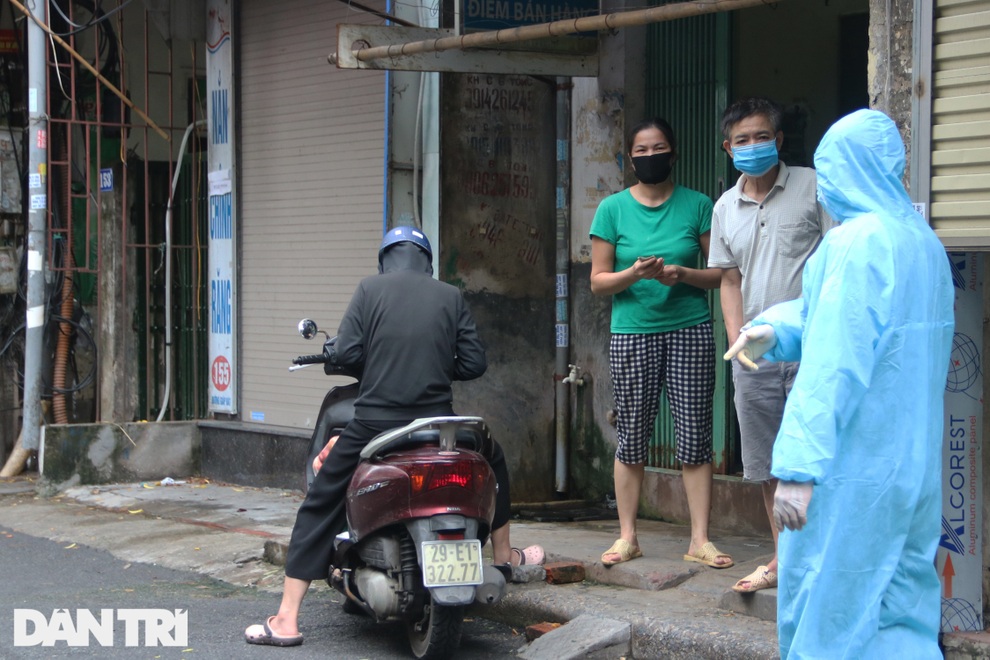 Cận cảnh quá trình lấy 8.000 mẫu xét nghiệm trong ổ dịch phường Giáp Bát - 11 Cận cảnh quá trình lấy 8.000 mẫu xét nghiệm trong ổ dịch phường Giáp Bát - 11