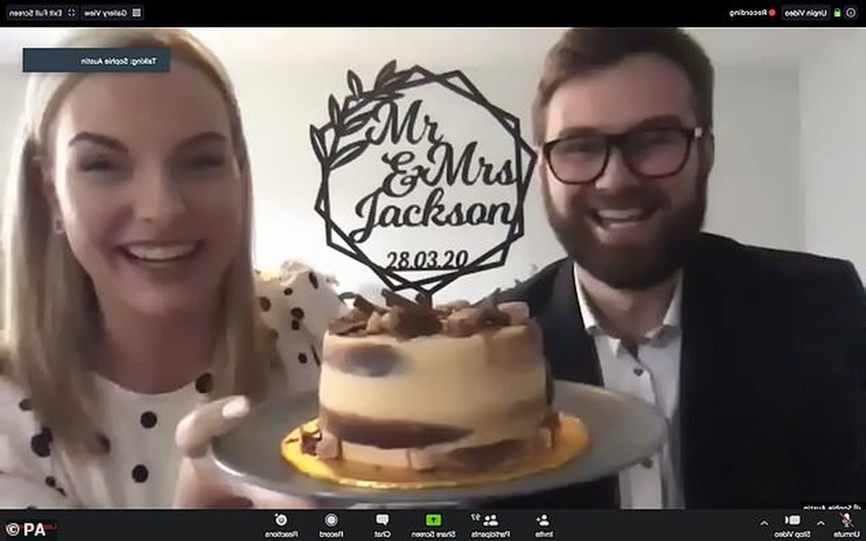 Cặp đôi cưới trực tuyến vì “không gì có thể hoãn sự sung sướng đó lại” - 2