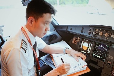 Chàng phi công điển trai, với bảng thành tích nhiều người mê