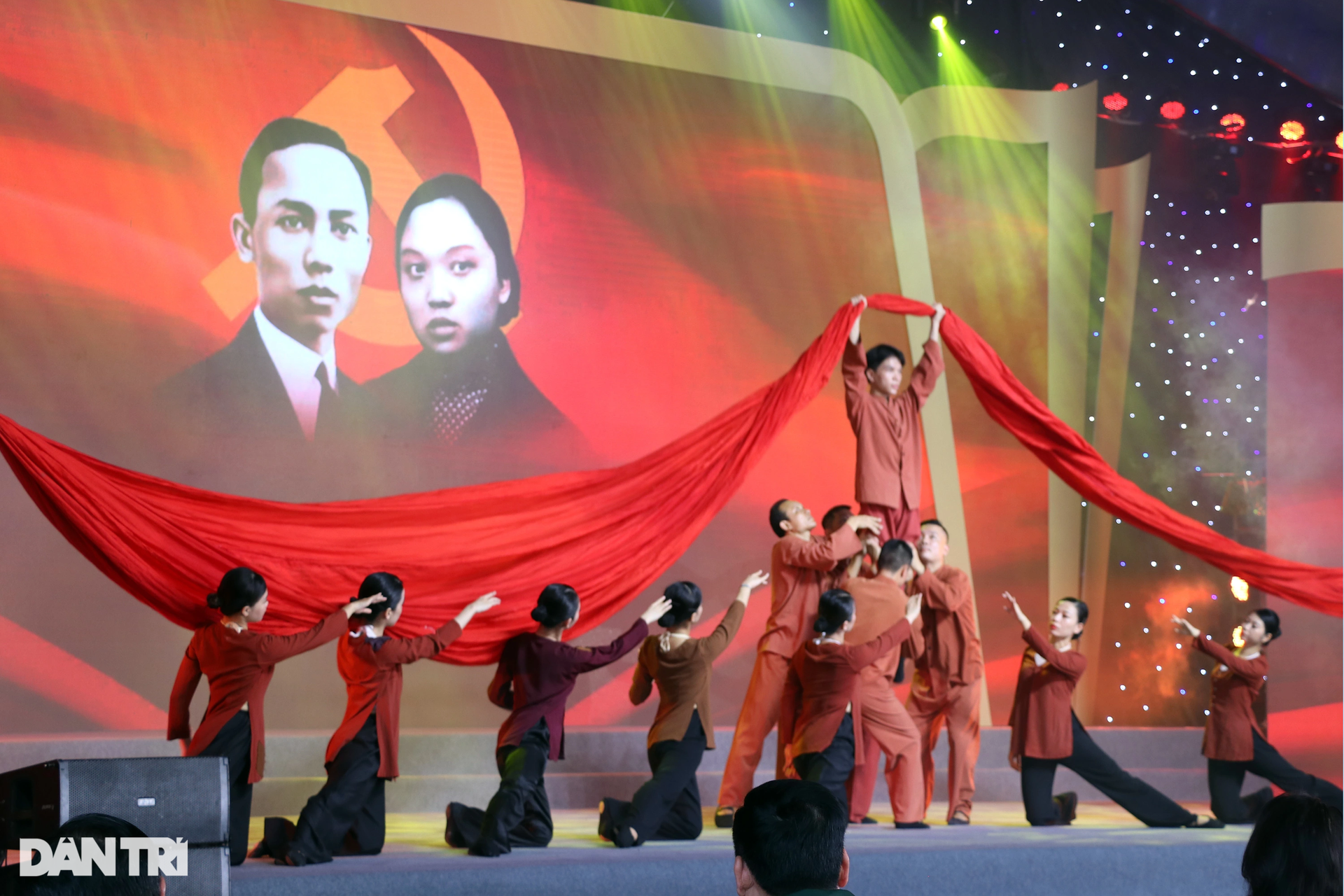 Chương trình nghệ thuật xúc động về Tổng Bí thư Lê Hồng Phong - 15 Chương trình nghệ thuật xúc động về Tổng Bí thư Lê Hồng Phong - 15