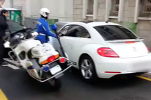 Xem cảnh sát giao thông Hàn Quốc "mạnh tay" với tội chống đối