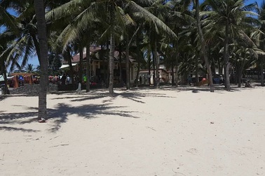 Du khách phơi nắng, tắm biển ở Cửa Đại