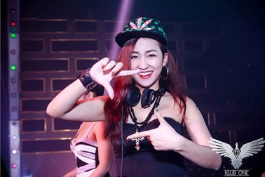 Thời trang diễn nóng bỏng của các nữ DJ Hà  thành