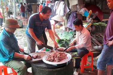 Gia đình thủ môn Bùi Tiến Dũng mổ trâu chuẩn bị cổ vũ Olympic Việt Nam