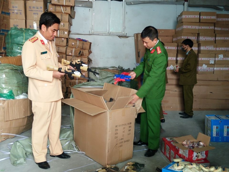 Cảnh sát phát hiện hơn 20 tấn hàng nhập lậu trên cao tốc Hà Nội - Lào Cai - 3 Cảnh sát phát hiện hơn 20 tấn hàng nhập lậu trên cao tốc Hà Nội - Lào Cai - 3