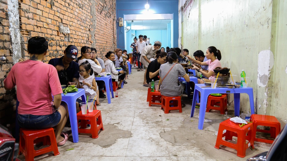 Mẹ già 70 tuổi và câu chuyện nồi lẩu gánh 3 thế hệ - 8 Mẹ già 70 tuổi và câu chuyện nồi lẩu gánh 3 thế hệ - 8