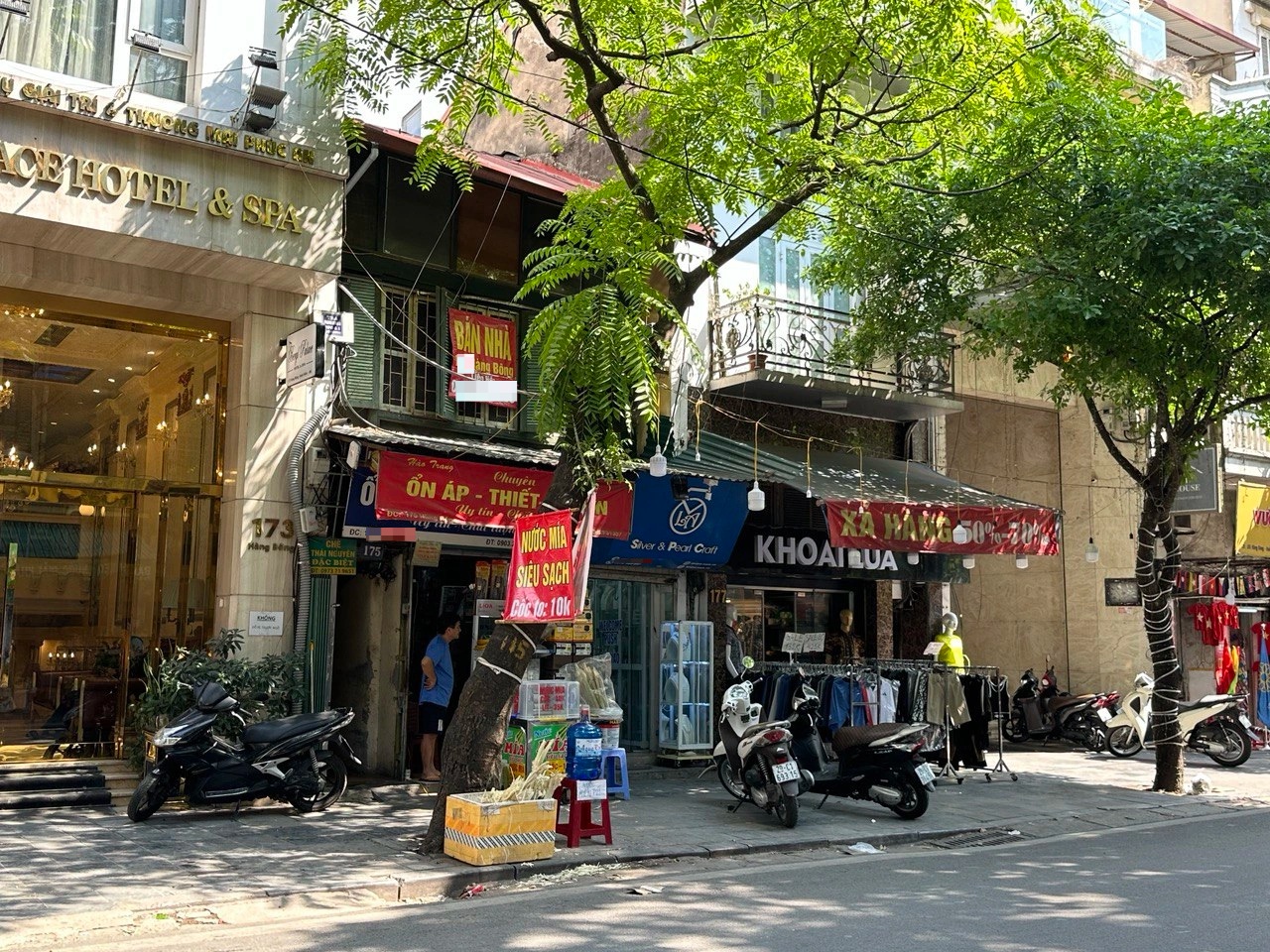 Hanoi's old townhouses are being sold en masse, with prices per square meter equal to those of an old apartment - 2 Ồ ạt rao bán nhà phố cổ Hà Nội, giá mỗi m2 ngang ngửa một căn chung cư cũ - 2
