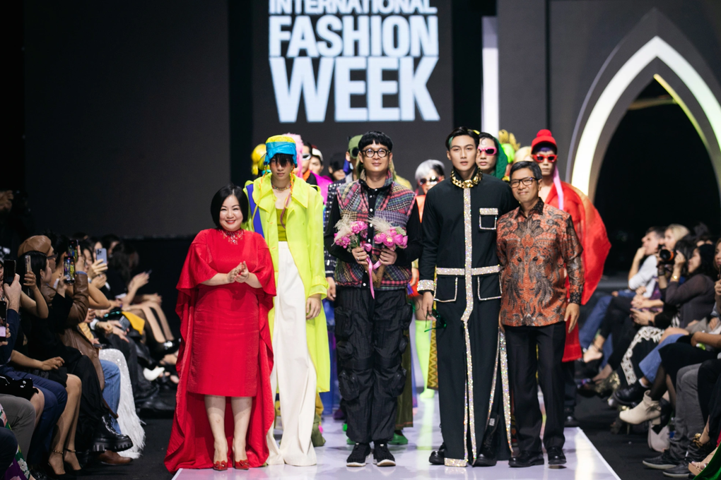 Hậu trường chưa kể tại Tuần lễ thời trang: Võ Hoàng Yến 4 lần làm vedette - 4