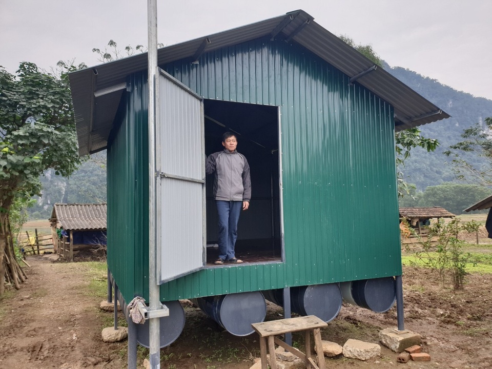 Ngắm những ngôi nhà phao cứu sinh người dân vùng rốn lũ do bạn đọc tặng - 3 Ngắm những ngôi nhà phao cứu sinh người dân vùng rốn lũ do bạn đọc tặng - 3