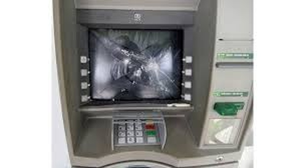 Bắt đối tượng không rút được tiền bực mình đập phá 2 cây ATM - 1 Bắt đối tượng không rút được tiền bực mình đập phá 2 cây ATM - 1