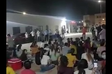 Công nhân hát karaoke khi chờ xét nghiệm Covid-19