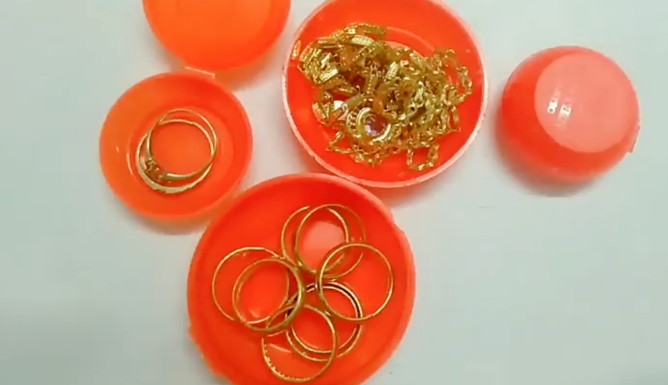 Người phụ nữ nhặt ve chai trả lại bịch vàng cho người đánh mất - 1 Người phụ nữ nhặt ve chai trả lại bịch vàng cho người đánh mất - 1