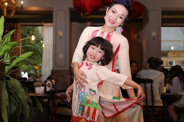 Mẹ con Thái Thuỳ Linh diện áo dài đôi nhắng nhít sau hậu trường