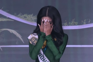 Thí sinh Miss Earth Vietnam 2023 lúng túng khi thuyết trình
