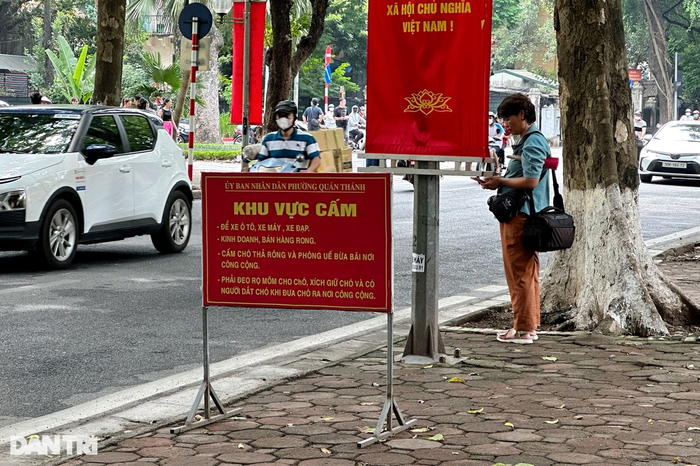 Hà Nội: Đường Phan Đình Phùng như phố đi bộ vì dòng người đổ về chụp ảnh - 11 Hà Nội: Đường Phan Đình Phùng như phố đi bộ vì dòng người đổ về chụp ảnh - 11