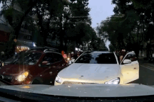 Nữ tài xế đi "khôn lỏi" giờ tan tầm, hành động sau đó càng gây bức xúc