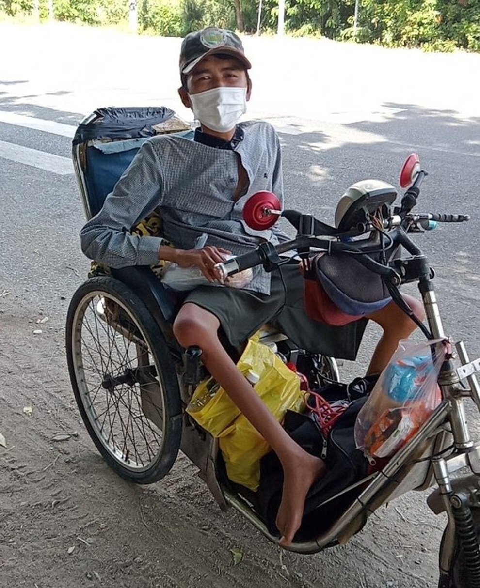 Hành trình 6 ngày đi xe lăn từ TPHCM về quê của chàng trai khuyết tật - 1 Hành trình 6 ngày đi xe lăn từ TPHCM về quê của chàng trai khuyết tật - 1