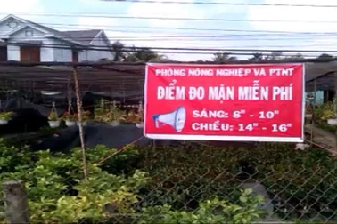 Nông dân đo độ mặn để bơm nước tưới cây