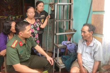 Trắng đêm tìm kiếm ông lão 74 tuổi đi lạc trong rừng