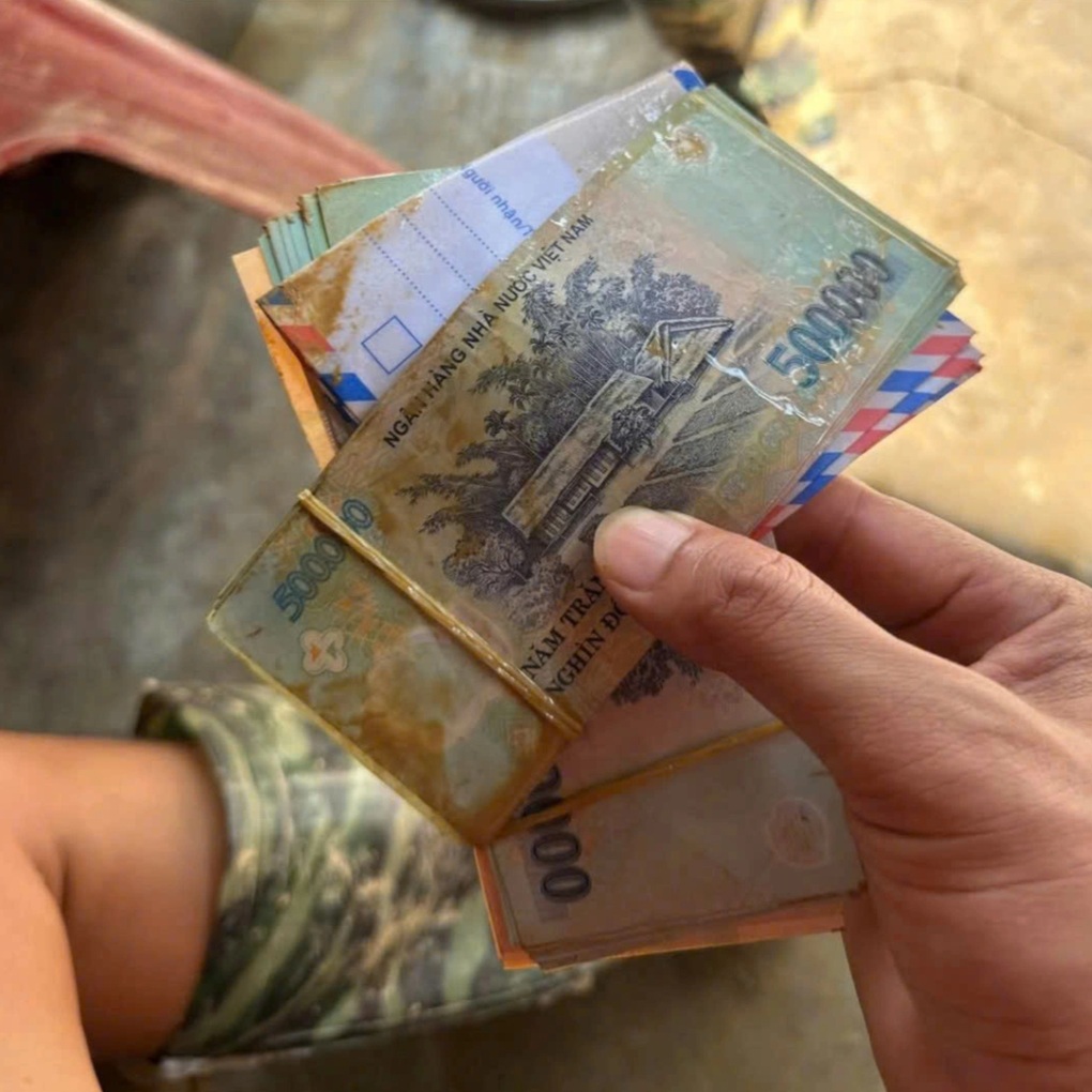 Giấu tiền, vàng ở giát giường, người mẹ lục tung nhà, bãi rác sau lũ - 1 Giấu tiền, vàng ở giát giường, người mẹ lục tung nhà, bãi rác sau lũ - 1