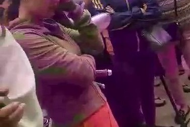 Nữ giáo viên nức nở khi bị chấm dứt hợp đồng lao động