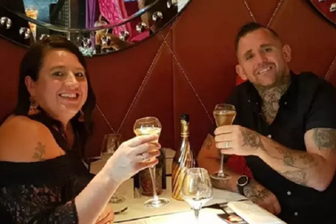 Bá đạo ông chồng xăm hình vợ ngủ ngáy lên đùi