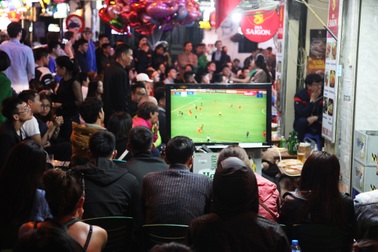 Tình yêu bóng đá "mọi lúc mọi nơi" của người Hà Nội