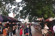 Mùng 1 Tết, người dân chen chân dâng hương ở ngôi đền linh thiêng bậc nhất xứ Nghệ